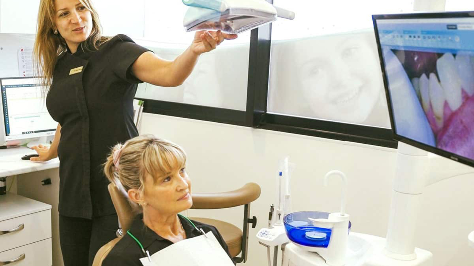 dentist-showing-an-images-to-the-patient
