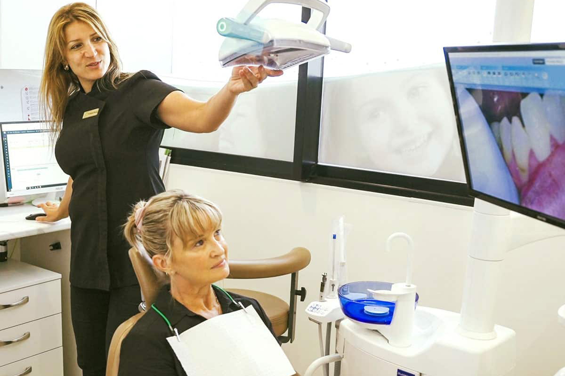 dentist-showing-an-images-to-the-patient
